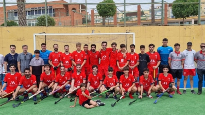 Fotografía de equipo absoluto y staff tras el partido contra Alcalá