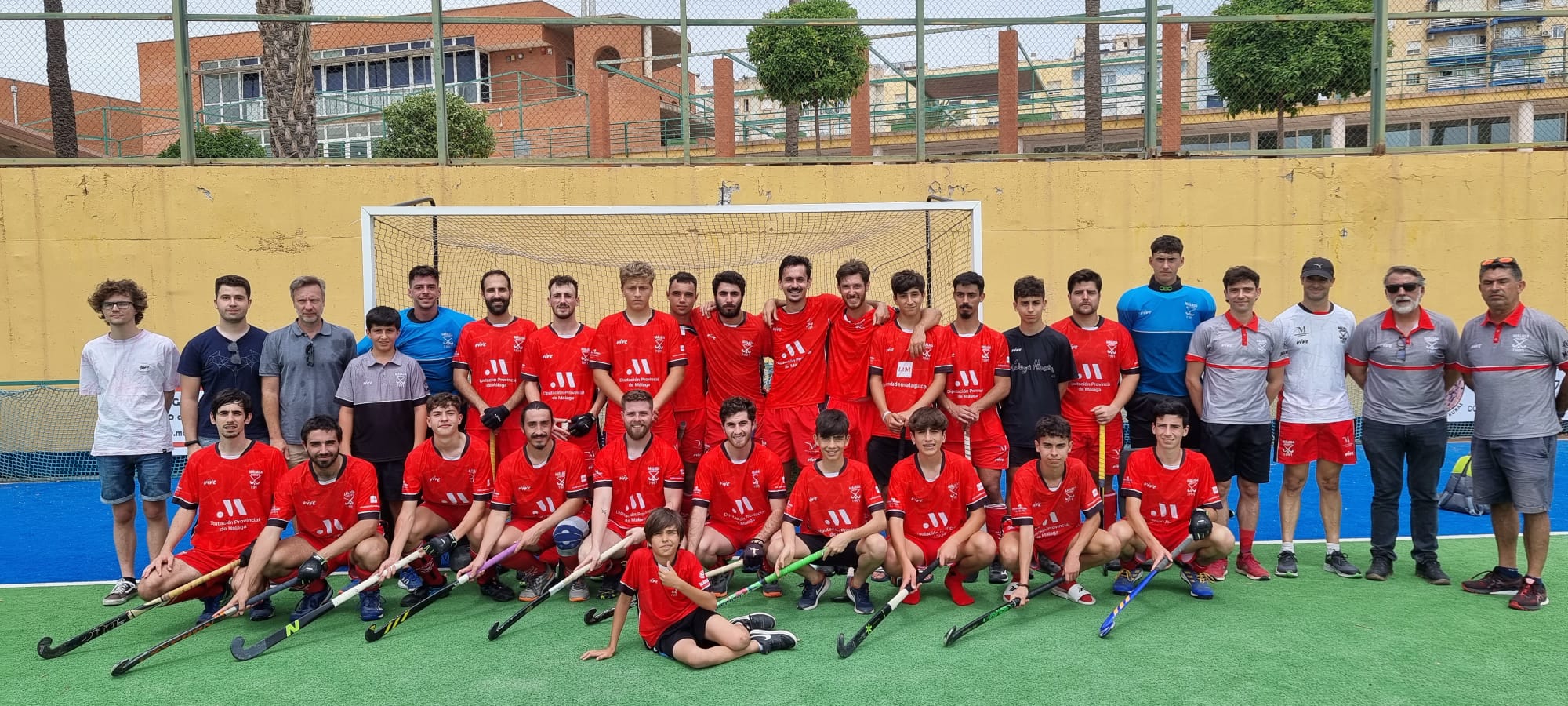 Fotografía de equipo absoluto y staff tras el partido contra Alcalá